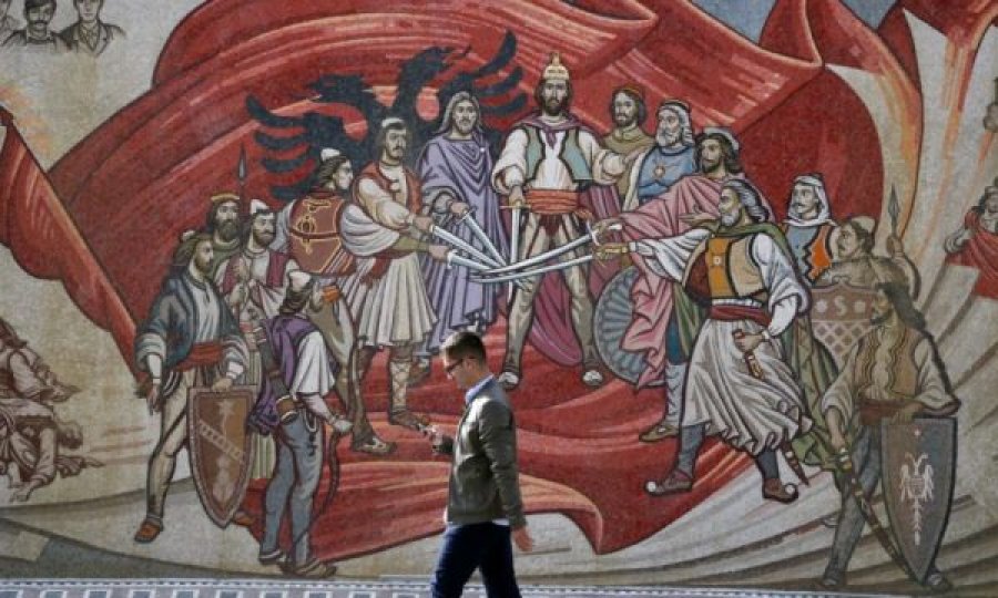 Skandaloze/ Librat e shkollës: Shqiptarët na kanë pushtuar, e kanë prejardhjen nga turqit