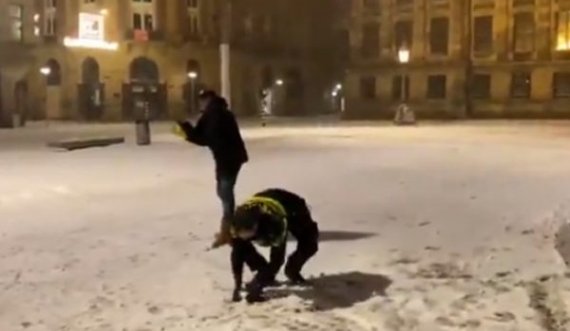 Holanda e ndaloi grumbullimin e njerëzve që s’janë nga e njëjta familje