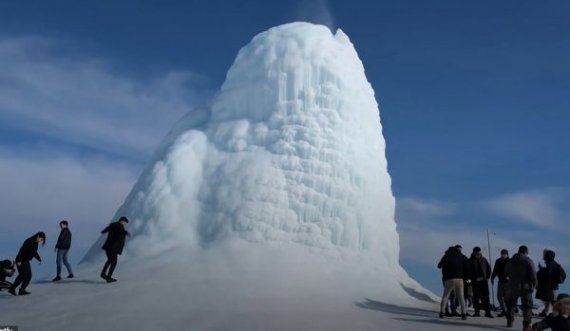 Vullkani i akullt, një spektakël natyror