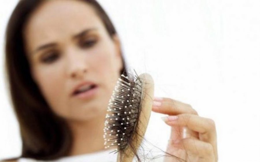 Shtatë zakone të përditshme që po dëmtojnë flokët tuaj
