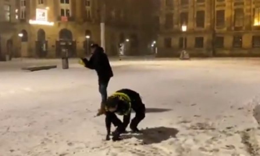 Holanda e ndaloi grumbullimin e njerëzve që s’janë nga e njëjta familje
