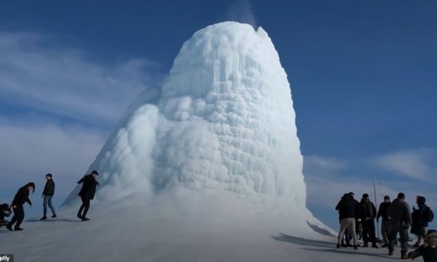 Vullkani i akullt, një spektakël natyror