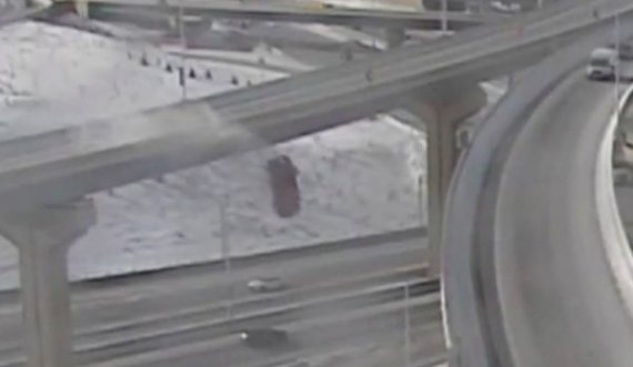 Një shofer në SHBA bie me veturë nga ura e lartë 20 metra, mbijeton