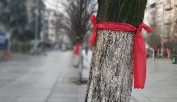 Një fjongo e kuqe, me dashuri për vendin