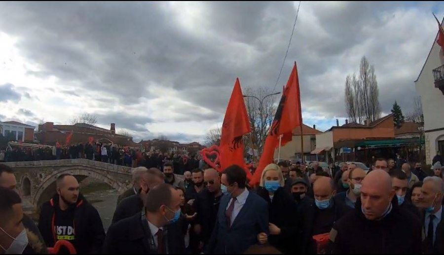 Albin Kurti shoqërohet nga bashkëshortja në Prizren