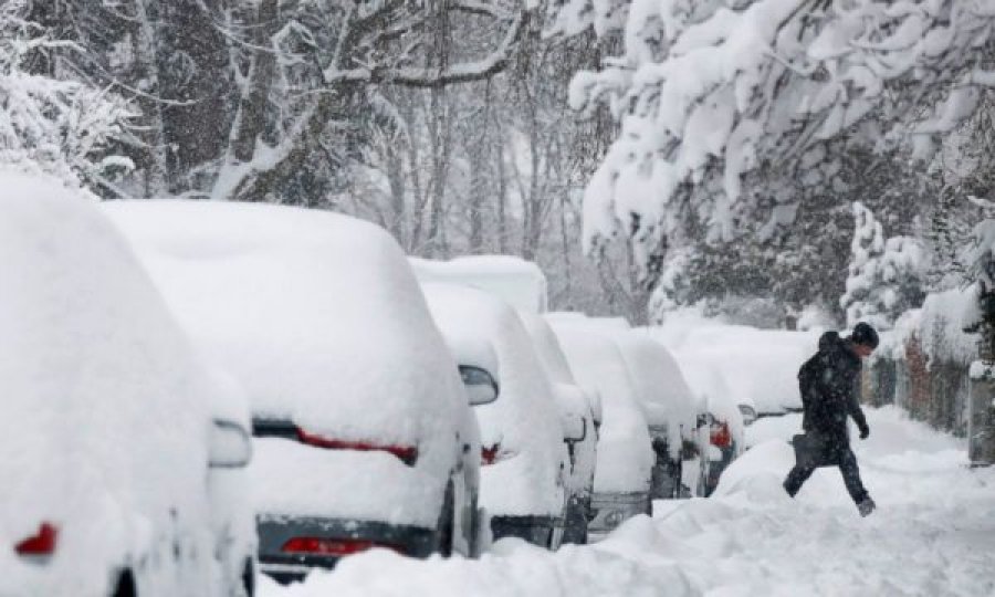 Shumë shoferë në Gjermani e Britani bllokohen nga bora, kalojnë natën në vetura
