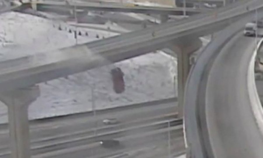 Një shofer në SHBA bie me veturë nga ura e lartë 20 metra, mbijeton