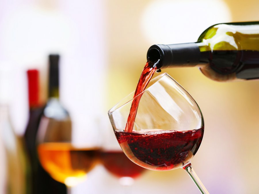 Nëse konsumoni verë të kuqe do të mbani larg këtë problem shëndetësor