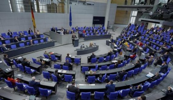 Debat në Bundestag: Largimi i mjekëve nga Kosova e ka çuar shëndetësinë në një gjendje alarmante