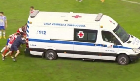Ndodh në Portugali, futbollistët” “detyrohen” ta shtyjnë ambulancën
