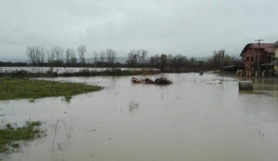 Pas reshjeve të shiut bllokohet një fshat i Kosovës