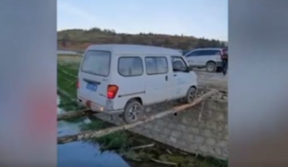 Shoferi më i mirë në botë, kalon makinën mbi dy trungje