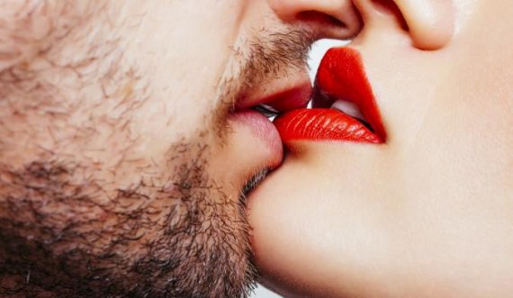 Besojeni ose jo, një puthje ju ndihmon të bini në peshë!