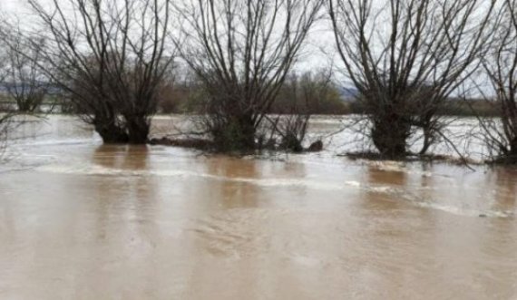 Moti në Kosovë, në këtë ditë pritet të ketë vërshime dhe borë