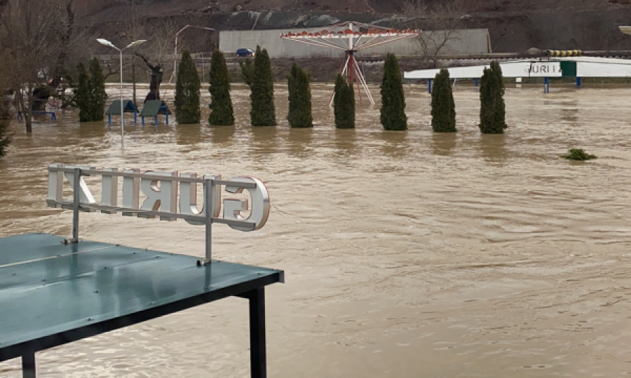 Pamje nga vërshimet e mëdha te shiut, uji përmbys restorantin