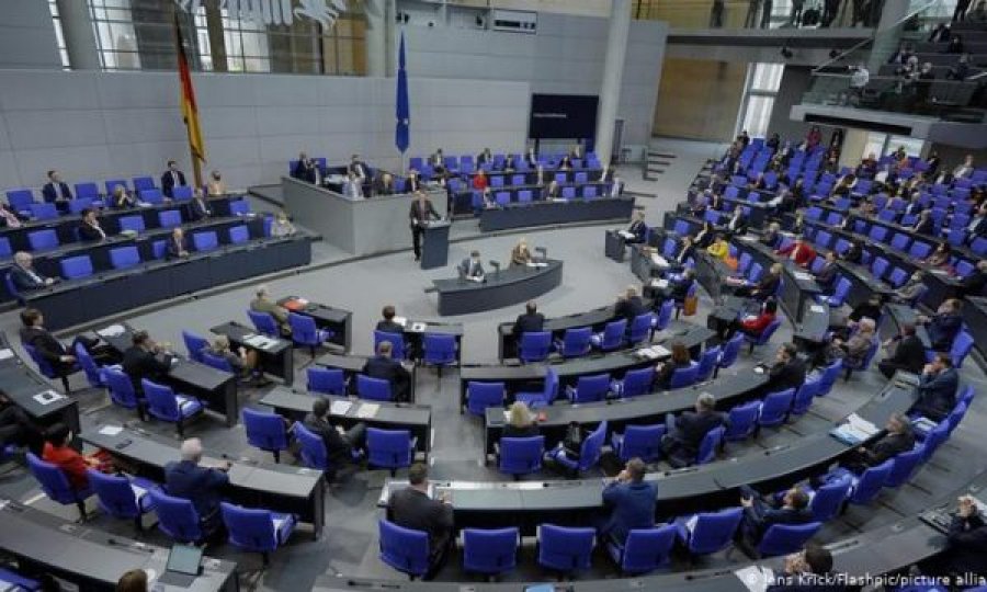 Debat në Bundestag: Largimi i mjekëve nga Kosova e ka çuar shëndetësinë në një gjendje alarmante