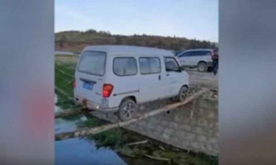 Shoferi më i mirë në botë, kalon makinën mbi dy trungje