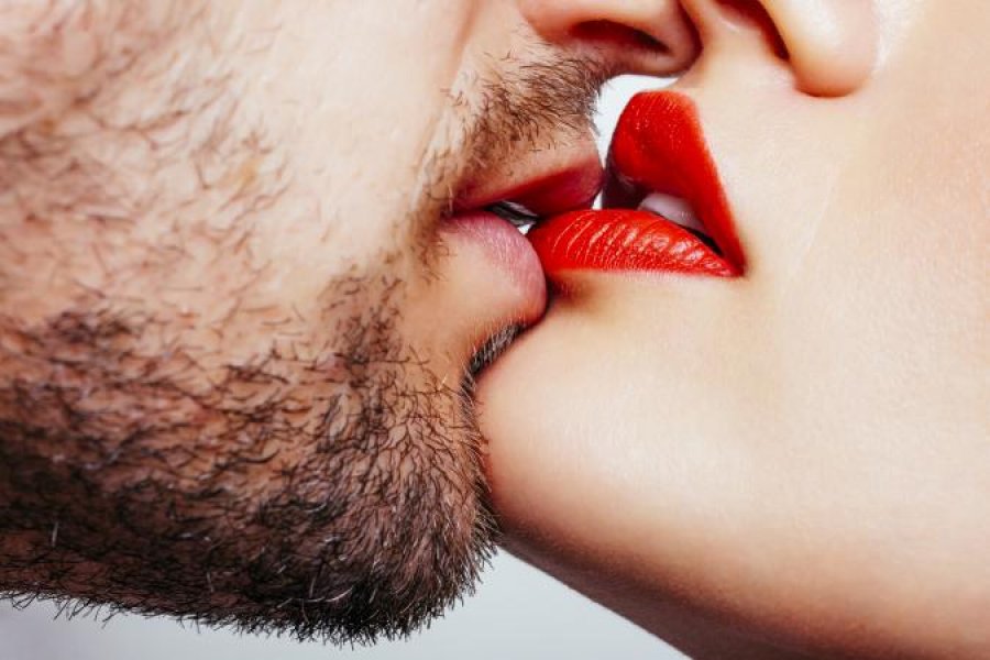Besojeni ose jo, një puthje ju ndihmon të bini në peshë!