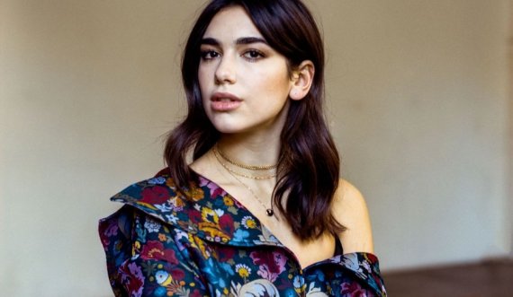 Dua Lipa publikon projektin e ri “We’re Good”