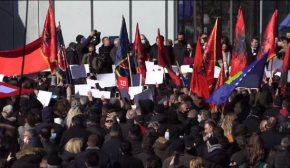 Albin Kurti: Ne jemi bashkë për të mirë, ish-pushtetarët për të vjedhur