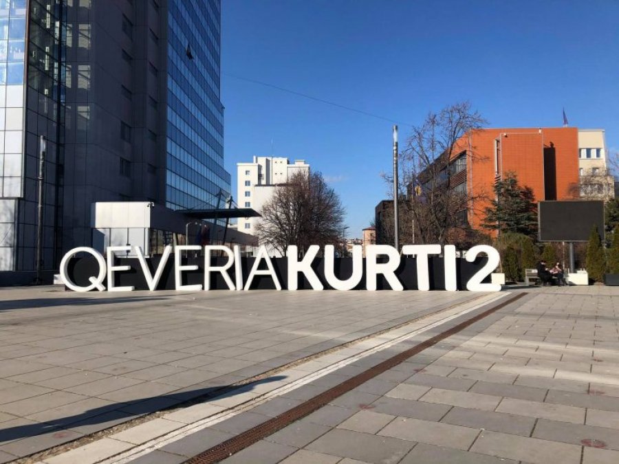 Mbishkrimi “Qeveria Kurti 2” vendoset para ndërtesës së Qeverisë në Prishtinë