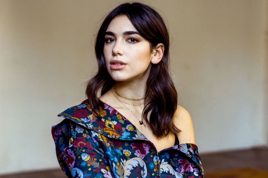 Dua Lipa publikon projektin e ri “We’re Good”