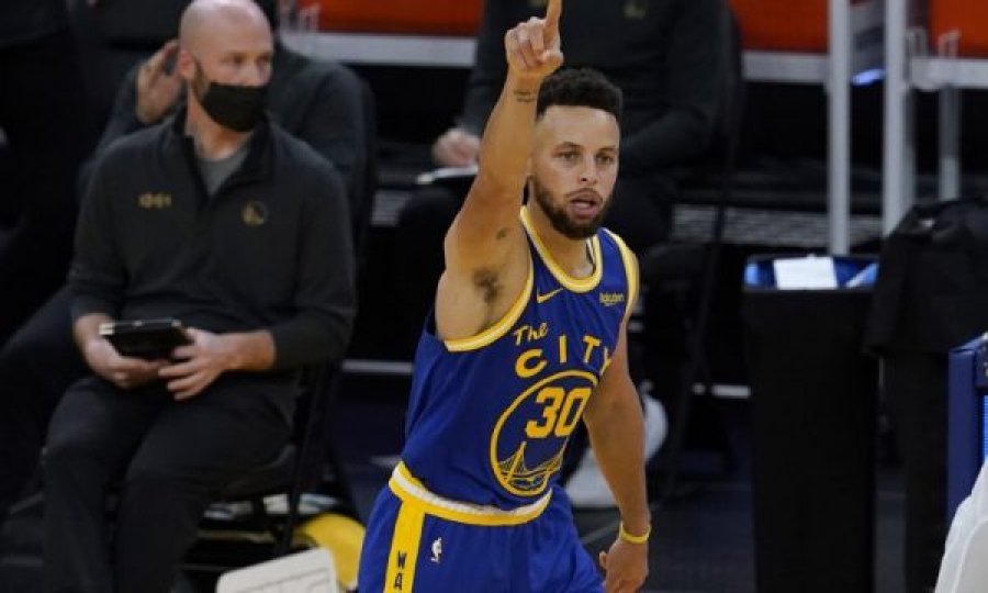 Steph Curry bë çmendurin me Warriors