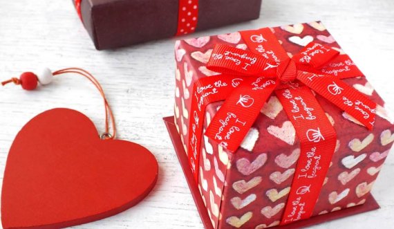 Mbani shënim djema! 5 dhuratat që nuk duhet t’i bëni kurrë për të dashurën tuaj në ditën e Shën Valentinit