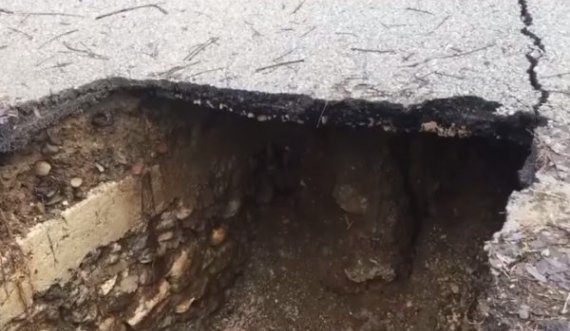 Banorët e një fshati të Gjakovës frikësohen nga shembja e rrugës