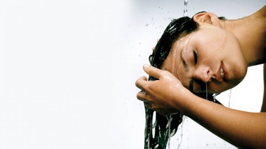 Recetë për shampo shtëpiake e floktarit të famshëm: Pastron me themel, hidraton dhe përtërin flokët e dëmtuar!