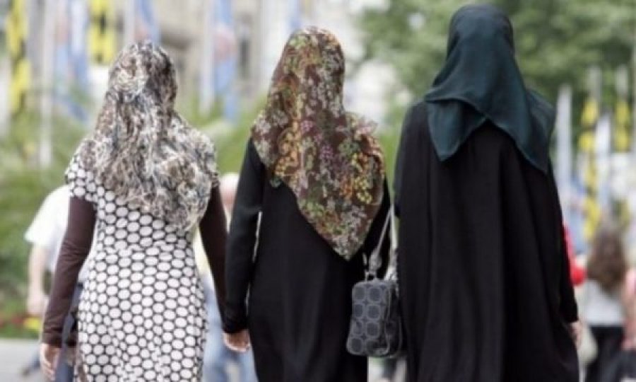 Thaçi i inspiruar nga profeti Muhamed, mesazh vajzave: Mos e lini shkollimin për shkak të shamisë