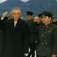 Rrëfimi i rrallë i mjekut francez: Enver Hoxha ma tregoi përse nuk i linte shqiptarët të iknin nga vendi, nuk donte të….