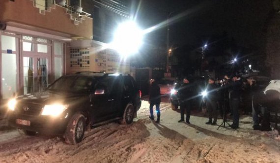 Vjosa Osmani mbërrin në selinë e VV’së, pas pak deklarohen me Kurtin