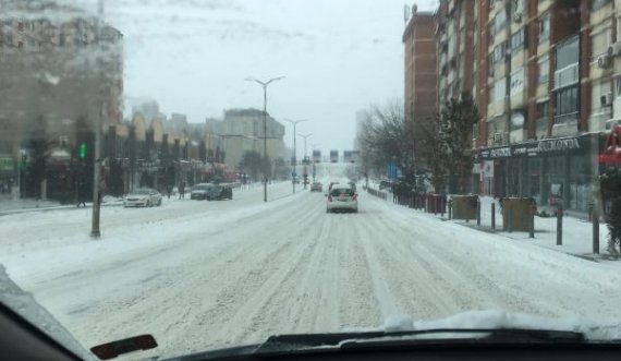 Rrugët në Prishtinë vështirë të kalueshme, nuk janë pastruar akoma nga bora