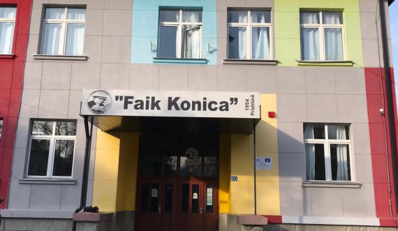 Rreth 40 qytetarë po presin për të votuar në një klasë në shkollën “Faik Konica”