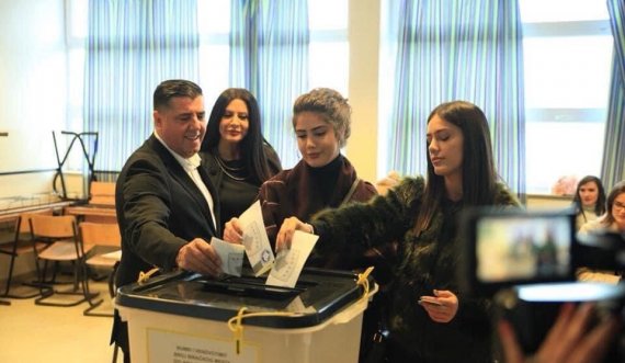 Lutfi Haziri së bashku me gruan dhe vajzat dalin në votime- këto të fundit marrin vëmendjen