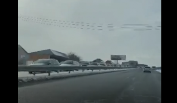 Kolonë e madhe në Sllatinë, shkak një aksident trafiku