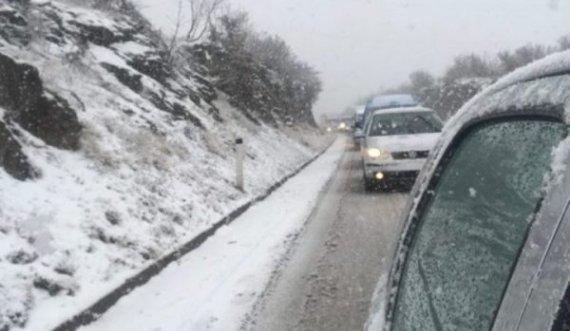 Gjendja në pikat e kalimit kufitar, në Vermicë e Merdare kolona deri në 50 metra