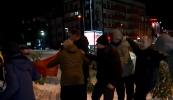 Nis festa e Vetëvendosjes me surle e tupanë në Gjilan