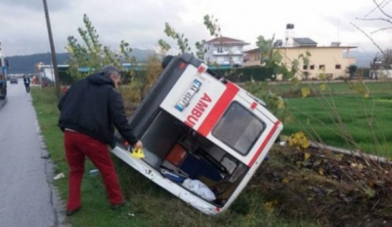 Ambulanca del nga rruga në autostradë, vdes pacientja 71 vjeçare