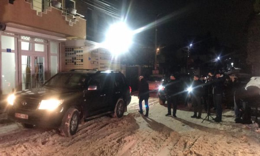 Vjosa Osmani mbërrin në selinë e VV’së, pas pak deklarohen me Kurtin