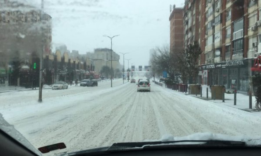 Rrugët në Prishtinë vështirë të kalueshme, nuk janë pastruar akoma nga bora