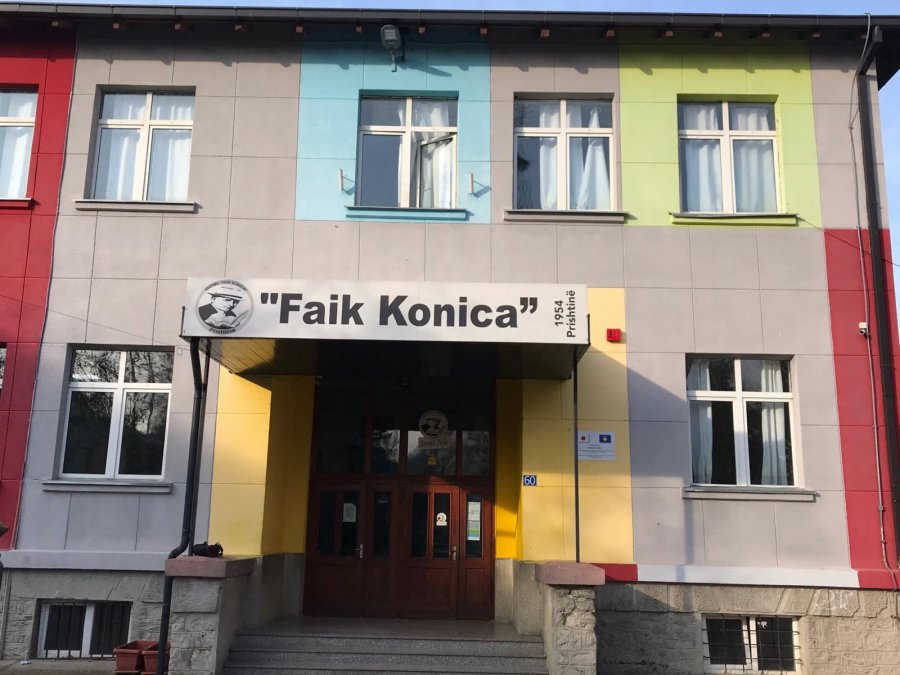 Rreth 40 qytetarë po presin për të votuar në një klasë në shkollën “Faik Konica”