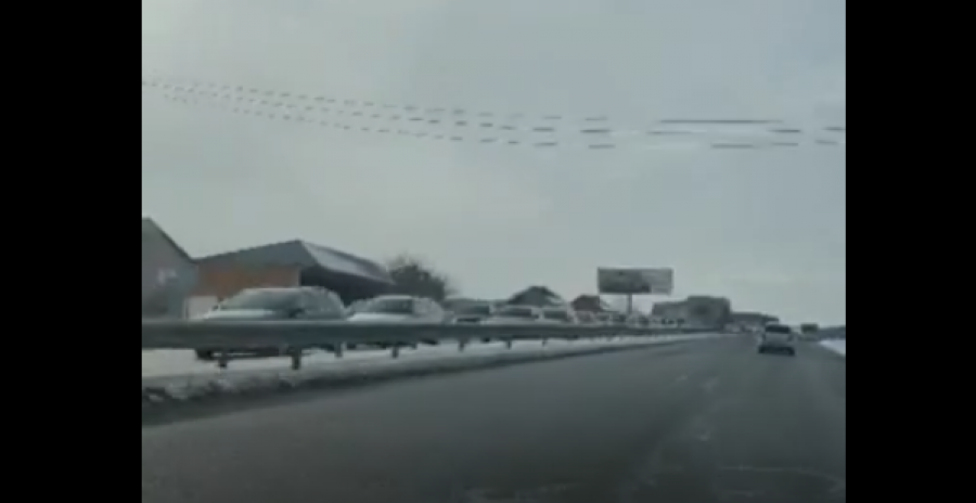 Kolonë e madhe në Sllatinë, shkak një aksident trafiku