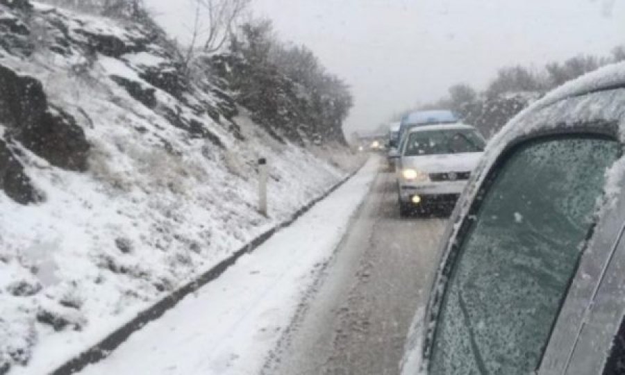 Gjendja në pikat e kalimit kufitar, në Vermicë e Merdare kolona deri në 50 metra