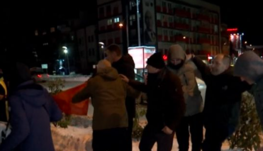 Nis festa e Vetëvendosjes me surle e tupanë në Gjilan