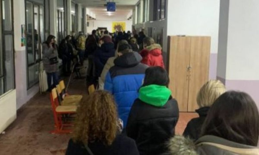 Dhjetëra qytetarë në Prishtinë presin ende për të votuar