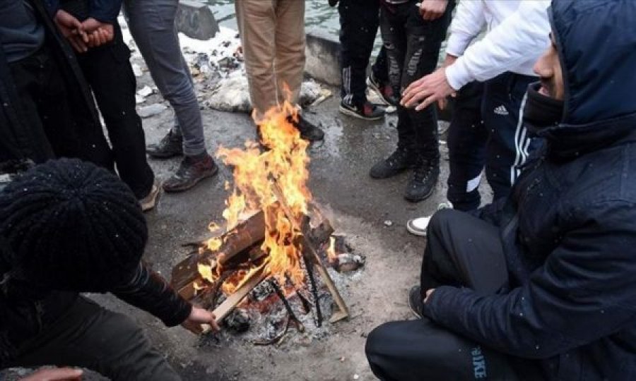 Emigrantët në Francë djegin edhe rrobat e tyre për t’u ngrohur
