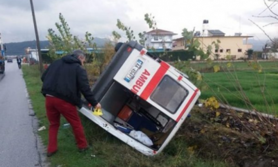Ambulanca del nga rruga në autostradë, vdes pacientja 71 vjeçare