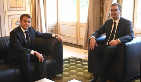 Macron i shruan Vuçiqit, ia përmend dialogun me Kosovën